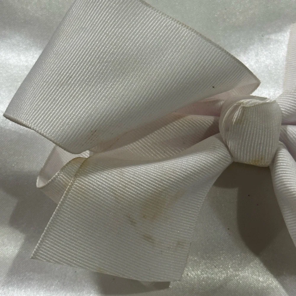 White Gross grain Hair Bow- bundle 2 or more and save on shipping.